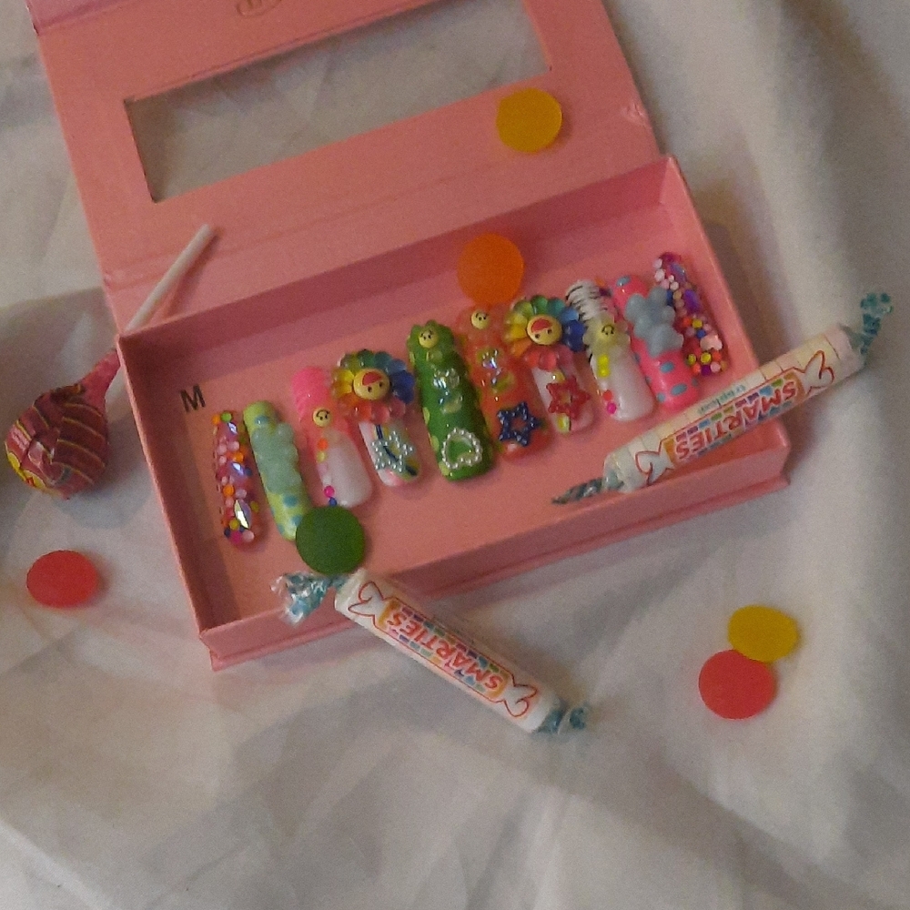 Lovful Nail set in "Lovkashi Flower," Medium size